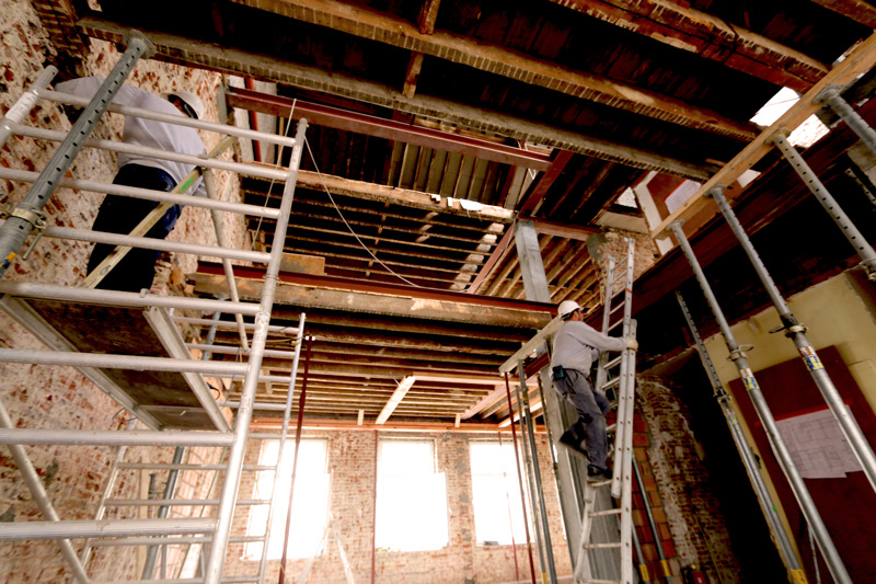 Transformatie van een voormalige bank in 7 woningen en 2 kantoren